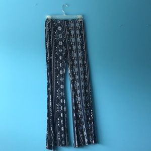 Flow pants. Innate detailing.